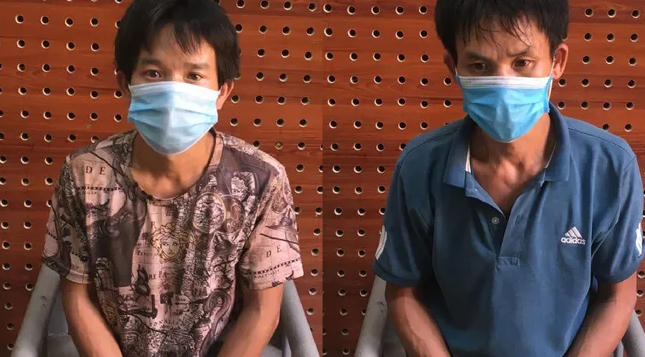 Đối tượng Hoàng và Hiến tại cơ quan chức năng. Ảnh: CQCA.