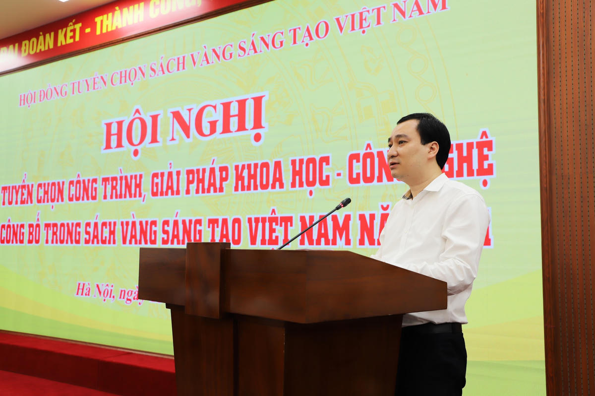Ông Vũ Văn Tiến, Trưởng Ban Tuyên giáo UBTƯ MTTQ Việt Nam báo cáo tình hình kết quả, số lượng công trình, giải pháp khoa học đề nghị tuyển chọn công bố trong Sách vàng Sáng tạo Việt Nam năm 2021.