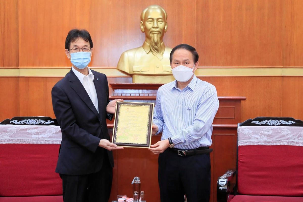 Phó Chủ tịch - Tổng Thư ký Lê Tiến Châu trao thư cảm ơn Công ty Daikin.