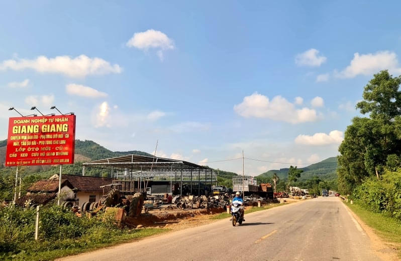 Xưởng mổ xẻ ô tô cũ của DN Tư nhân Giang Giang hoạt động không phép.