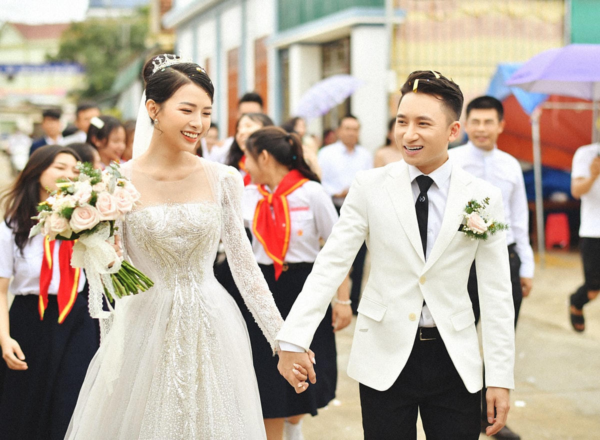 Ngày 17/4, Phan Mạnh Quỳnh chính thức rước người mẫu Khánh Vy về rinh. Cặp đôi công khai yêu nhau từ tháng 9/2017. Họ thoải mái xuất hiện bên nhau và chia sẻ nhiều khoảnh khắc đời thường. Quỳnh đã cầu hôn bạn gái vào cuối năm 2018 nhưng tạm dời lịch tổ chức đám cưới. Họ cũng gọi nhau là 'vợ chồng', có chung sở thích du lịch.