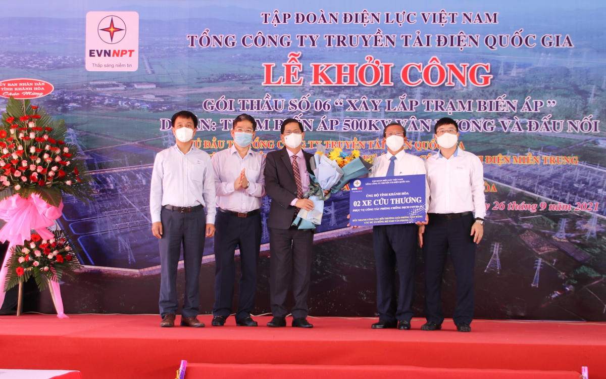 Lãnh đạo Tổng Công ty Truyền tải điện Quốc gia, tặng tỉnh Khánh Hòa 2 xe cứu thương phòng, chống dịch Covid-19 và tặng 2 tỷ đồng cho công tác phòng, chống dịch các địa phương tại Khánh Hòa.