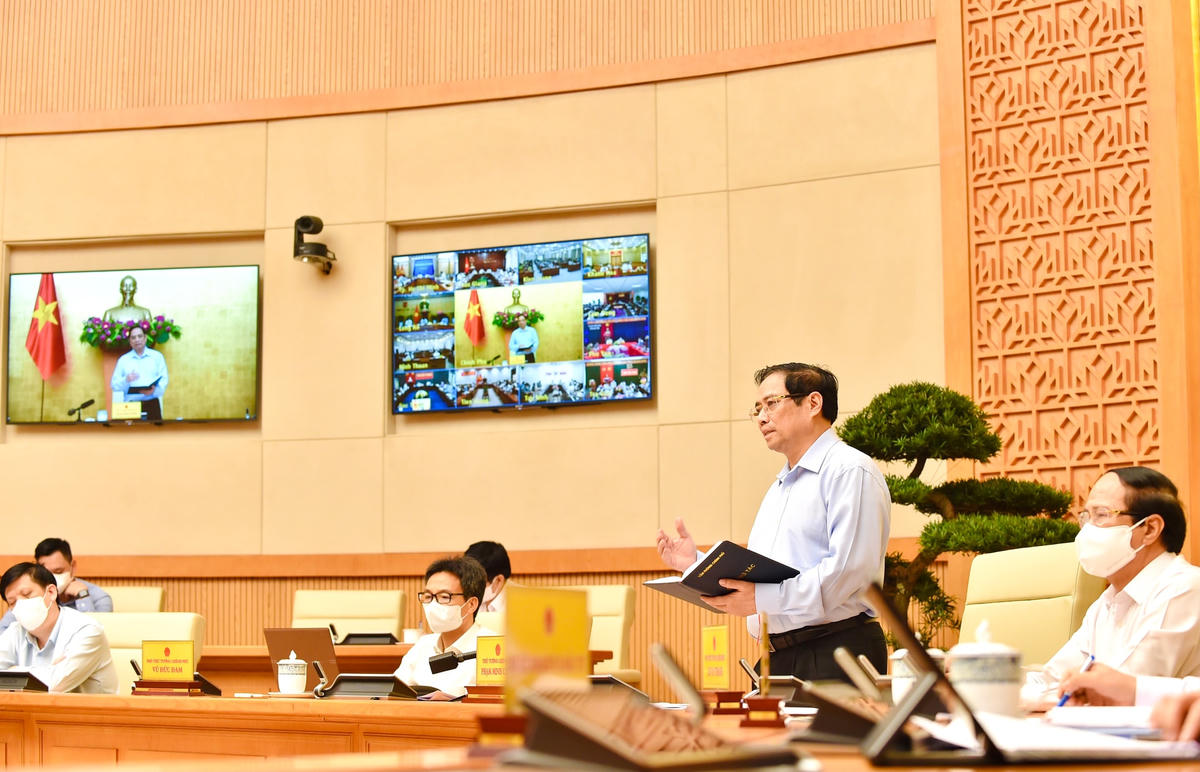 Thủ tướng nêu rõ tinh thần nhất quán chống dịch như chống giặc, tích cực, hiệu quả hơn nữa trong chuyển trạng thái từ phòng ngự sang tấn công. Ảnh: VGP/Nhật Bắc.