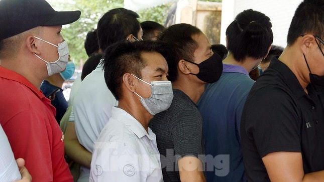 Đông nghịt người chen lấn chờ xét nghiệm Covid-19 tại Hà Nội