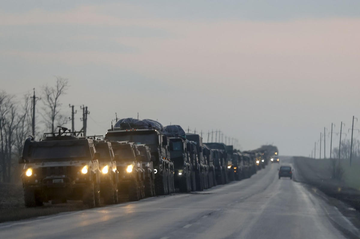 Đoàn xe quân sự của Nga đang tiến về biên giới vào vùng Donbass, miền đông Ukraine, ở thành phố biên giới Rostov của Nga. Ảnh: Daily Sabah.