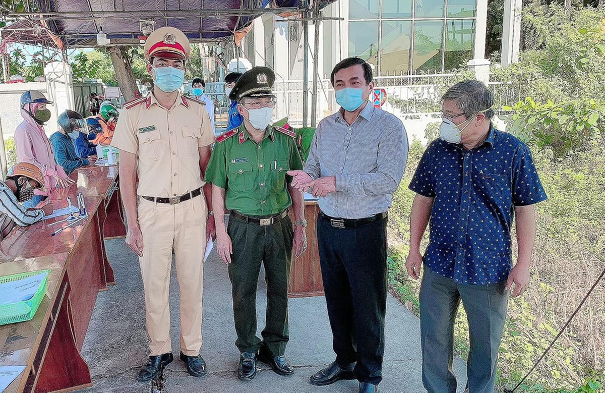 Ông Phan Việt Cường, Bí thư Tỉnh ủy kiểm tra công tác chống dịch Covid-19.