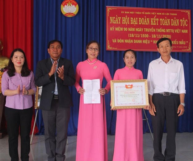Ủy ban MTTQ Việt Nam tỉnh Lâm Đồng, UBND huyện Bảo Lâm trao bằng công nhận khu dân cư tiêu biểu cho Thôn 8A.
