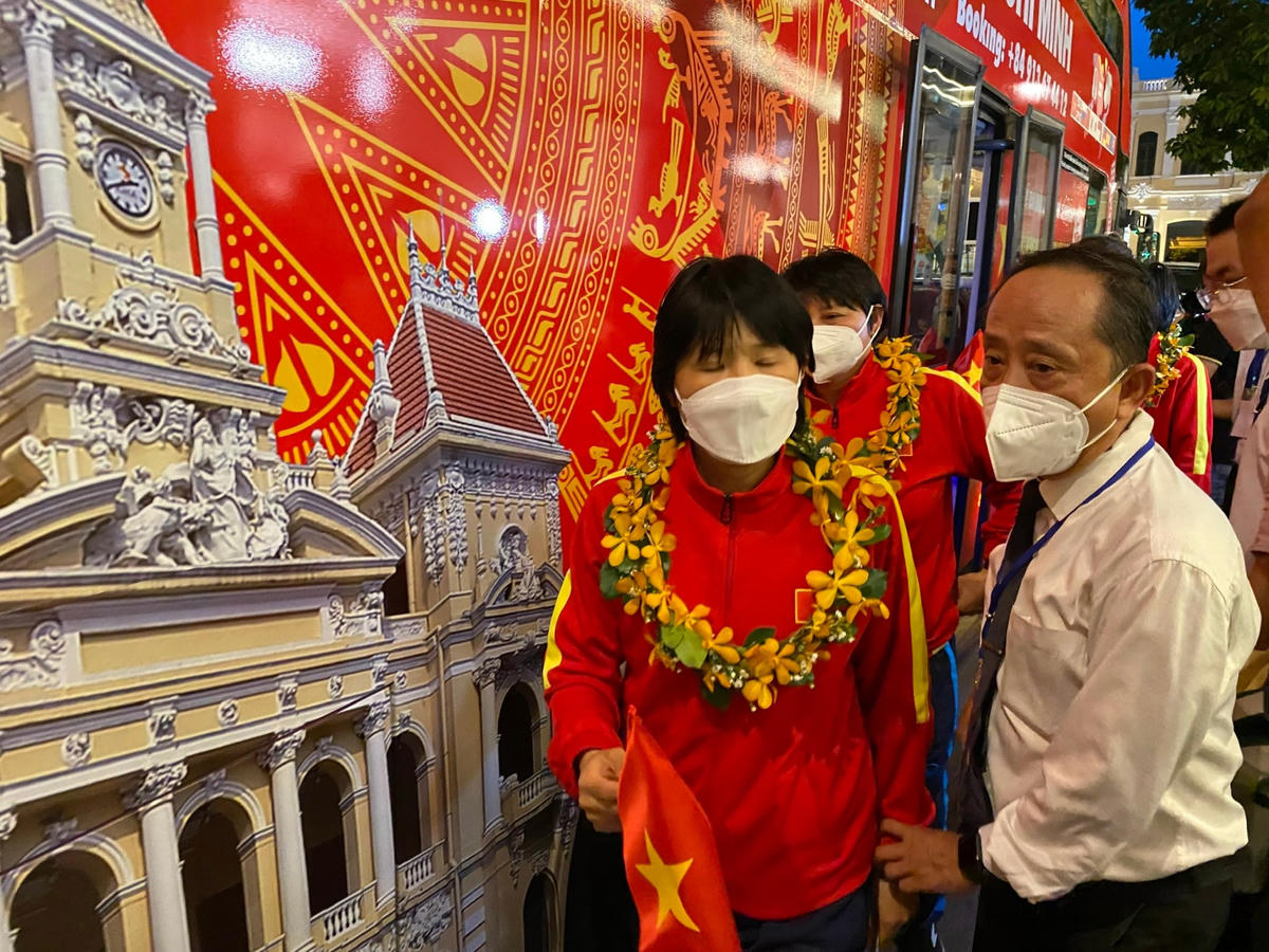 Các cầu nữ về TP HCM trong vòng vây người hâm mộ.