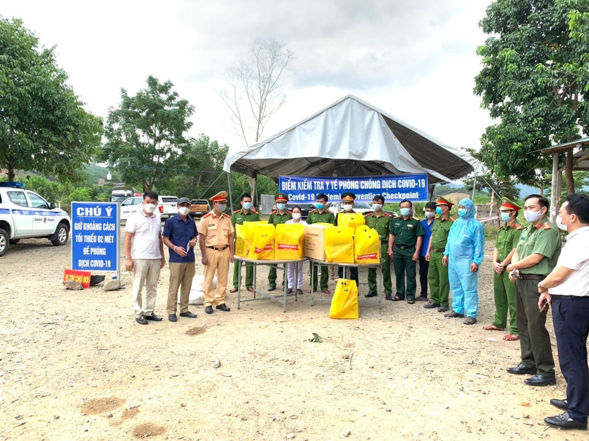 Lãnh đạo HHDN tỉnh Quảng Nam trao quà cho tuyến đầu chống dịch ở vùng biên giới.