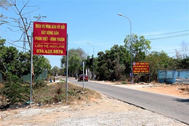 Nhiều biển giới thiệu, môi giới bất động sản được dựng lên trên tuyến đường dẫn vào khu vực dự án sân bay Phan Thiết. Ảnh: Nguyễn Thanh/TTXVN.