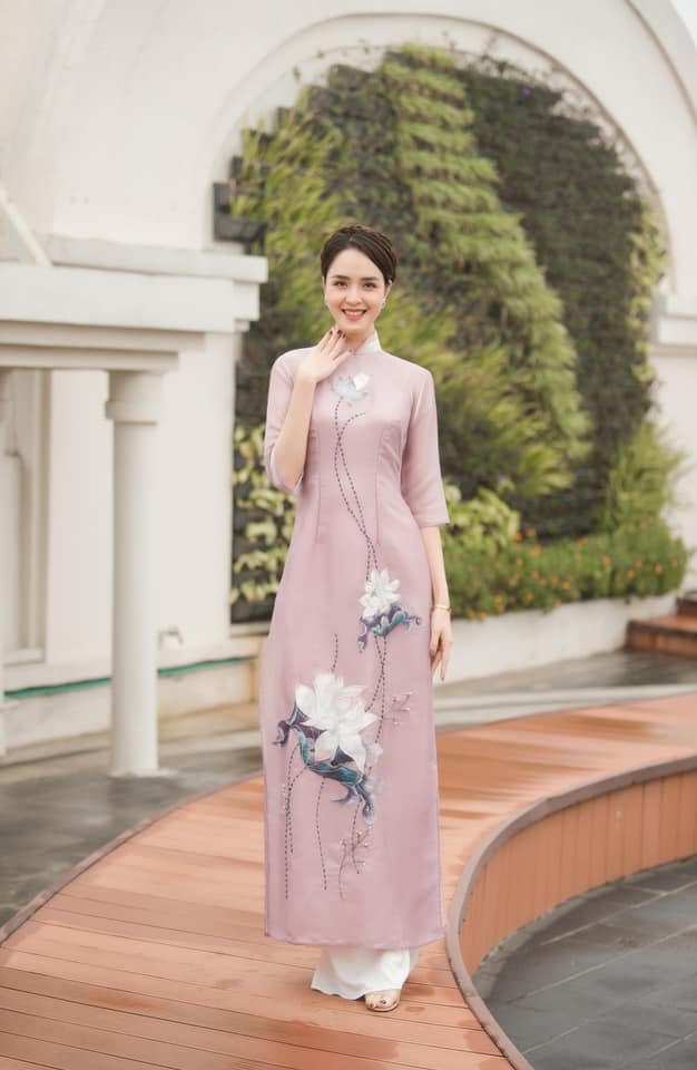 Á hậu Hoàng Anh diện áo dài đón Tết Nhâm Dần. 