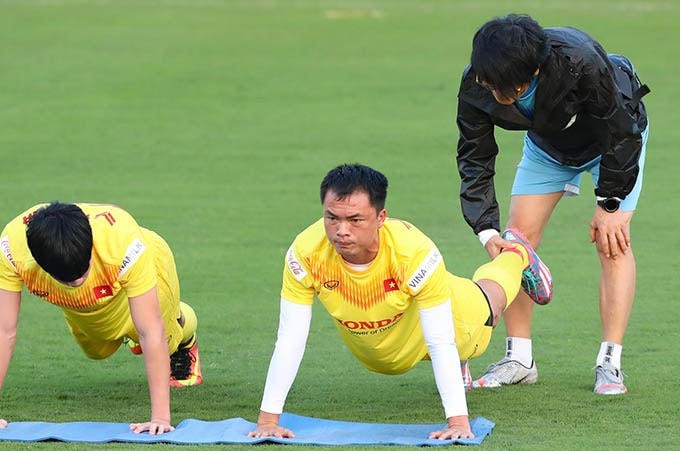 Các tuyển thủ trong buổi tập luyện.