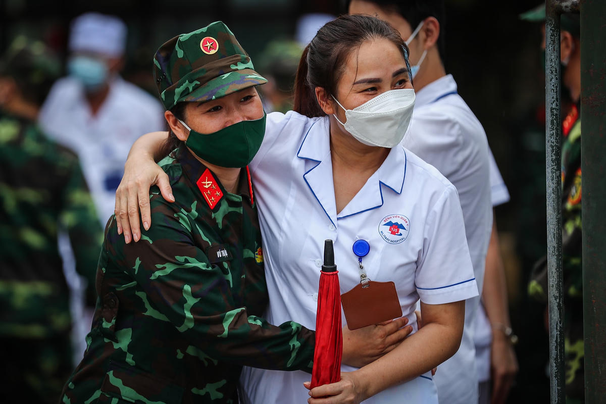 Sát cánh bên nhau trong những ngày chống dịch Covid-19. Ảnh: P. Sơn.
