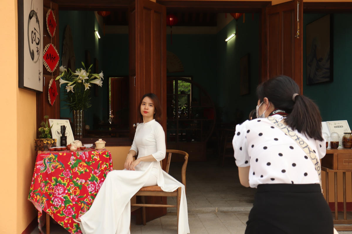 Buổi chiều với nắng đẹp là thời điểm vàng để hội chị em thoả sức check - in, sống ảo.