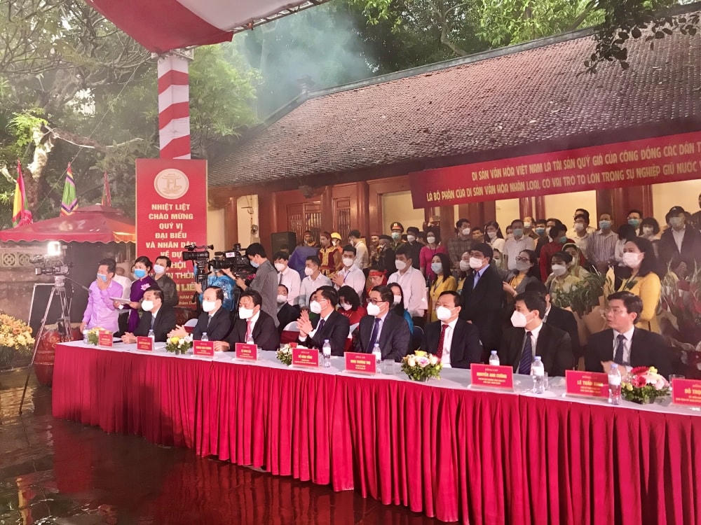 Đại biểu tham dự buổi lễ.