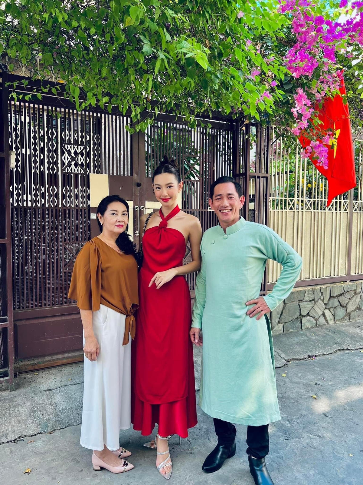 Thùy Tiên rạng rỡ chụp hình cùng gia đình.