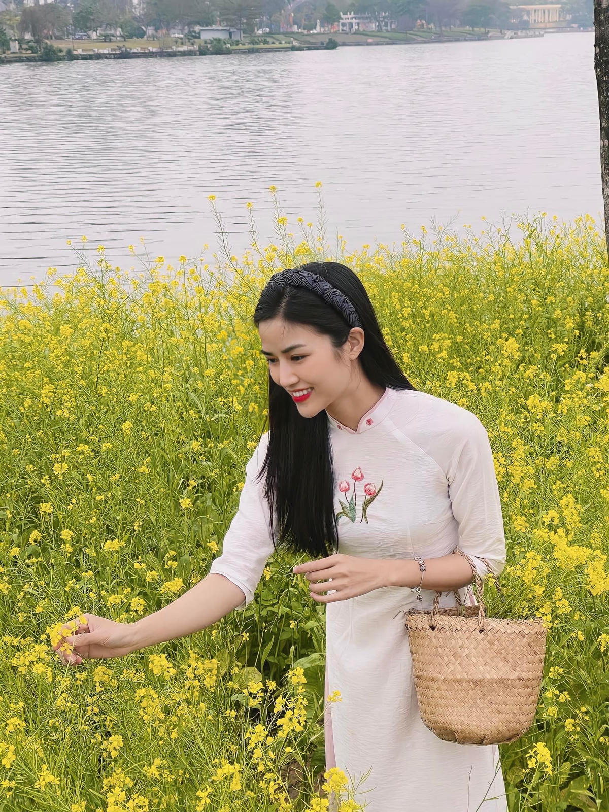 Bị bố mẹ giục lấy chồng, Thanh xác định yêu đương nghiêm túc, tính chuyện tương lai với Thắng (Huy Bách). Không ngờ, Thắng chỉ lợi dụng Thanh, còn ngang nhiên tán tỉnh cô gái khác trong làng và bị Thanh bắt gặp. 