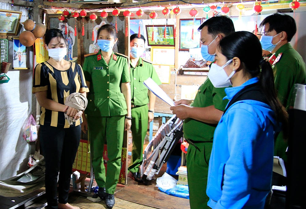 Lực lượng chức năng thi hành lệnh bắt tạm giam và khám xét chỗ ở của bị can Võ Thị Thảo. Ảnh: Tiếm Tầm