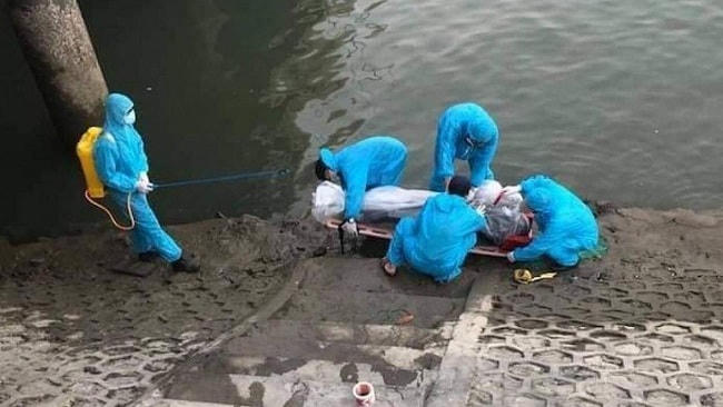 Lực lượng chức năng trục vớt thi thể.