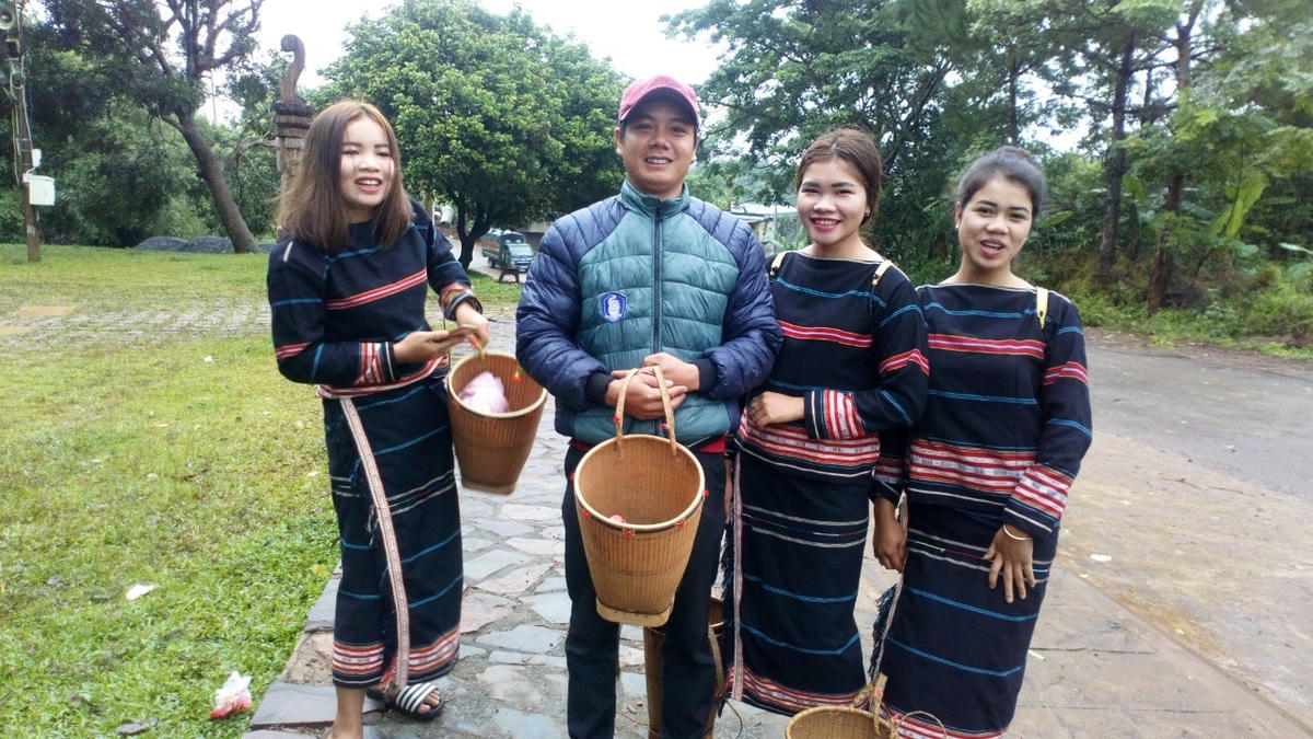 Anh Vinh và đội văn nghệ ở làng văn hóa.