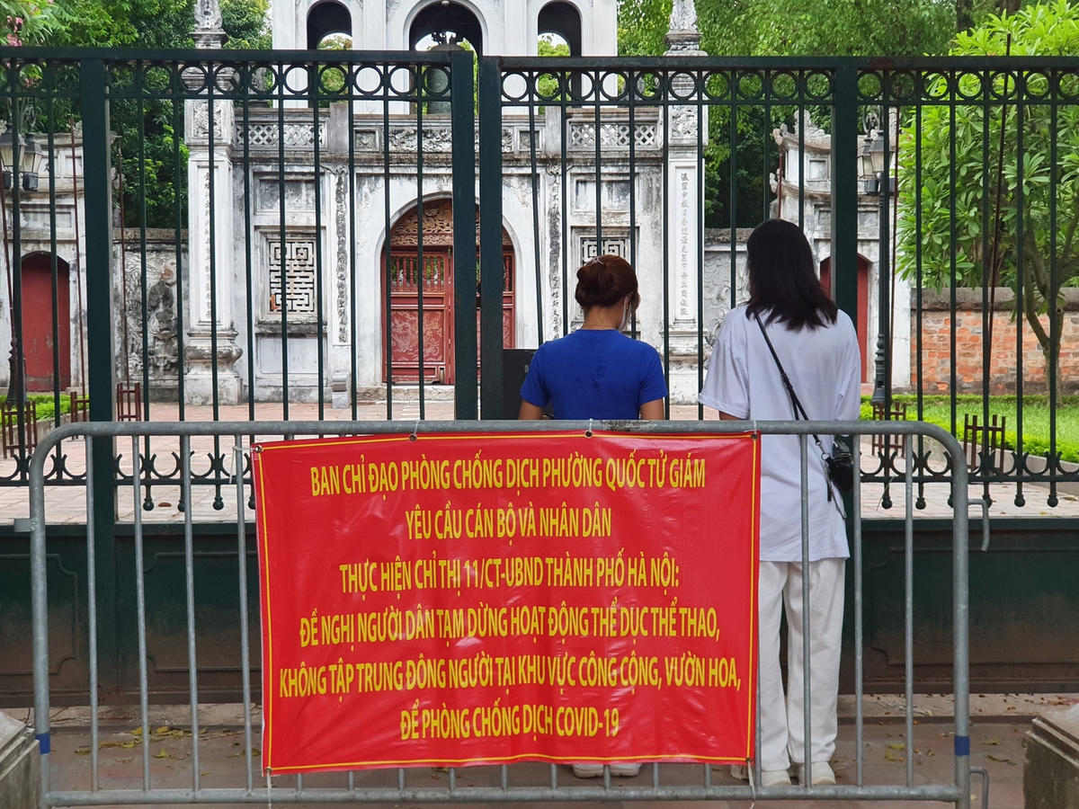 Mặc dù Ban quản lý di tích đã đặt rào chắn, biển cấm nhưng lượng người đổ về đây vẫn không ngừng tăng lên, nhất là khi kì thi THPT 2021 đã cận kề.