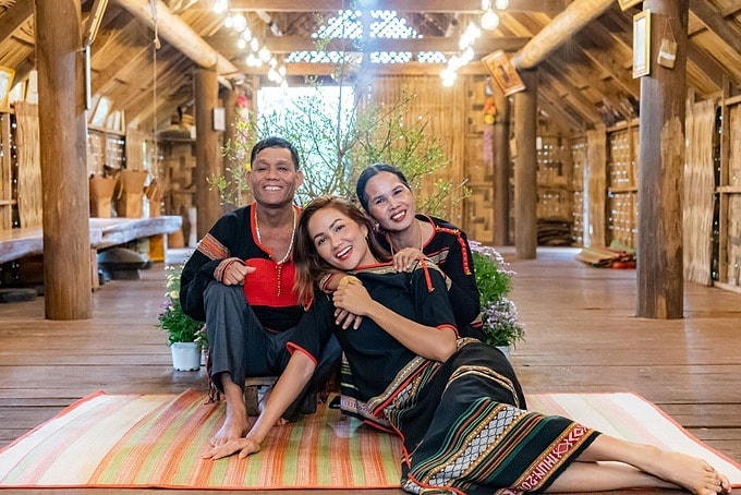 H'Hen Niê mặc trang phục truyền thống của người Ê Đê, ấm áp trong vòng tay bố mẹ ngày đầu năm.  