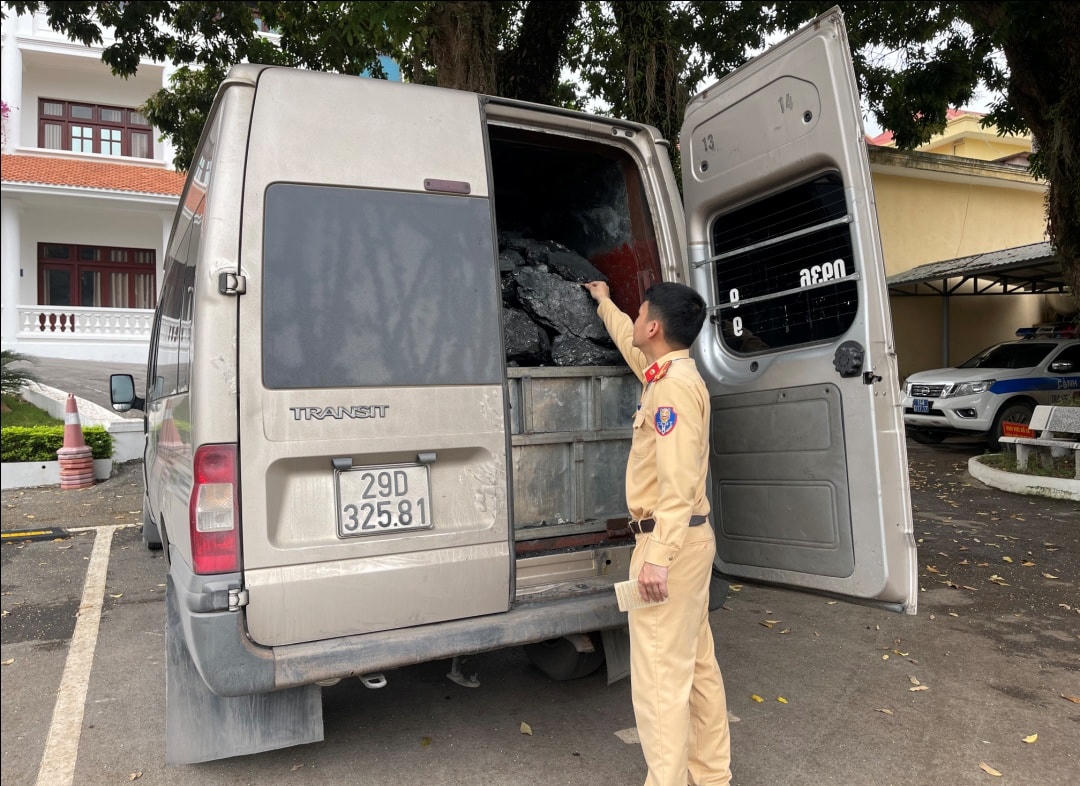 Phương tiện vận chuyển than trái phép bị bắt giữ. Ảnh: Công an Quảng Ninh.