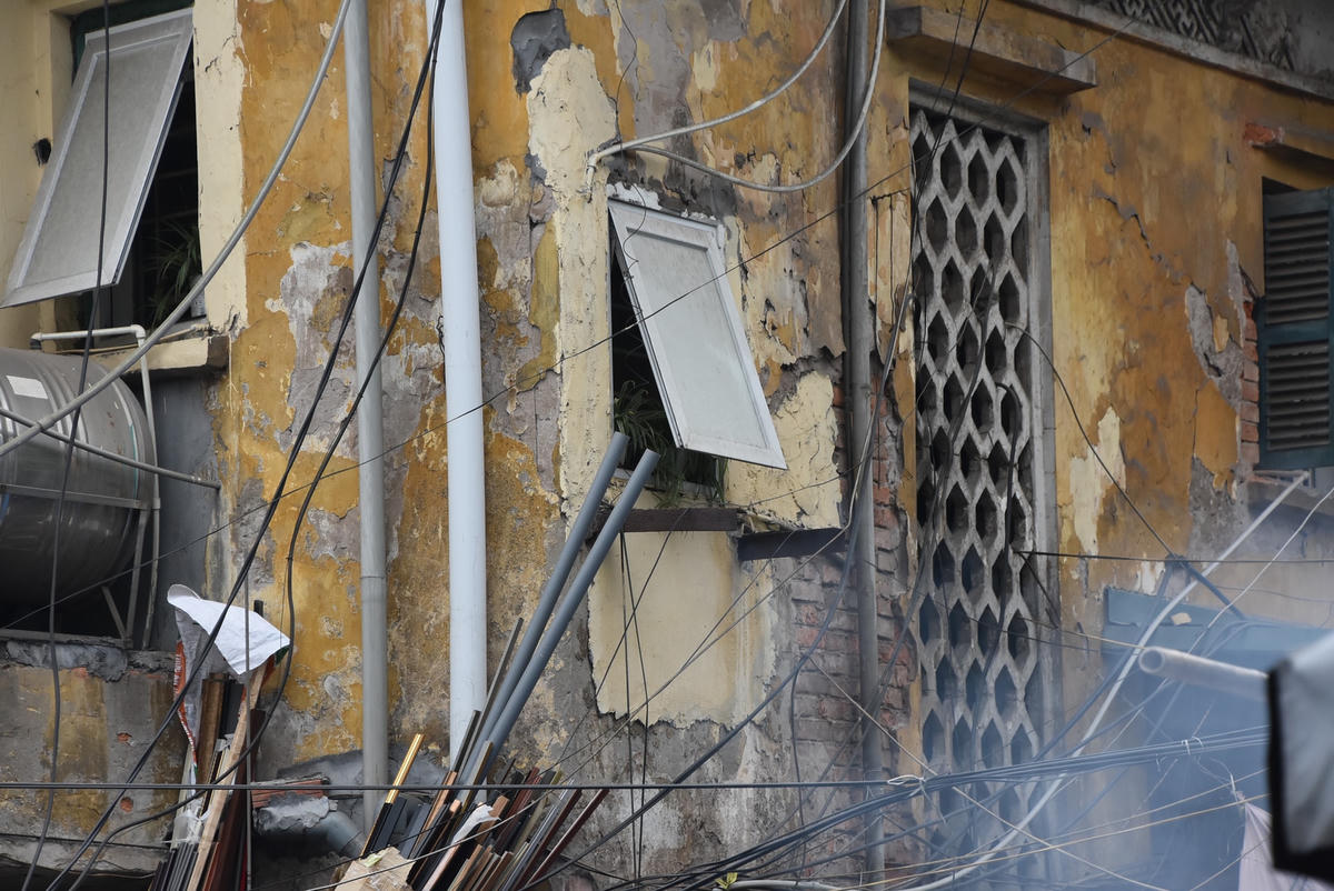 Dây diện chằng chịt cùng những mảng tường bong chóc tạo thành một khung cảnh nhếch nhác...