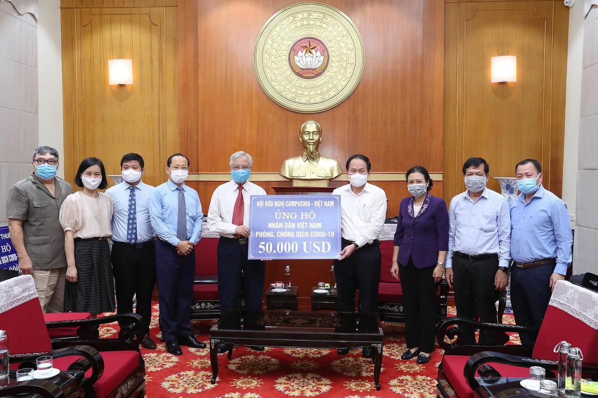 Phó Chủ tịch - Tổng Thư ký Lê Tiến Châu tiếp nhận ủng hộ từ Hội hữu nghị Campuchia - Việt Nam. 
