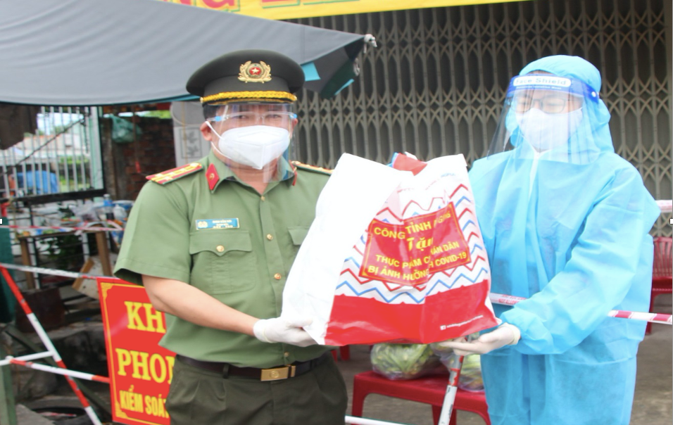 Giám đốc Công an An Giang trực tiếp tham gia trao tặng 1.500 quà cho bà con các khu vực phong tỏa do dịch bệnh trong tỉnh.