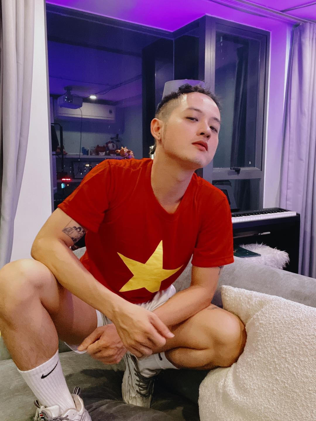 Ca sĩ Thanh Duy dù đang bận rộn chuẩn bị cho phần thi của mình trong The Heroes nhưng vẫn không quên hướng về đội tuyển: “Mọi người đã sẵn sàng chưa? Mắt hơi thâm nhưng vẫn ráng xem nha. Cả nhà theo tôi”.