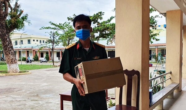 Thượng úy Lộc làm nhiệm vụ tại khu cách ly số 4.