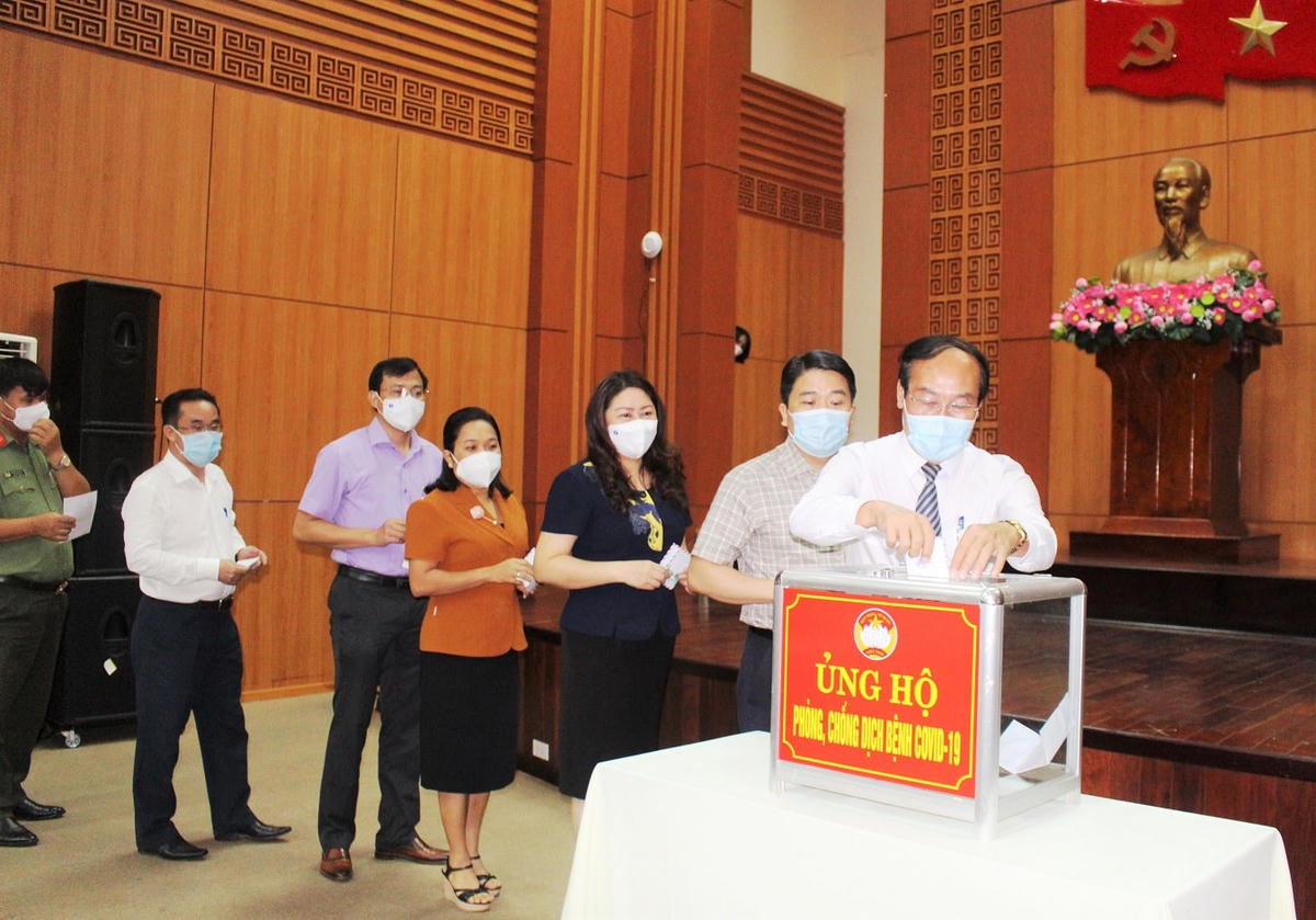 Lãnh đạo tỉnh Quảng Nam ủng hộ tiền phòng, chống dịch Covid-19.