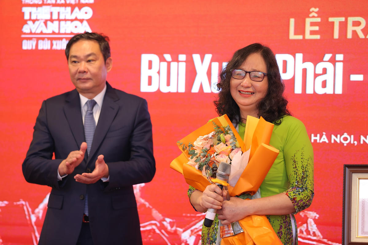 Vợ nhạc sĩ Hồng Đăng (phải) nhận giải thưởng Lớn - Vì tình yêu Hà Nội cho chồng.