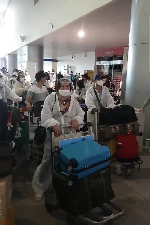 Một người lớn tuổi ngất xỉu sau 10 giờ kẹt tại sân bay khi các bên chưa tìm được hướng giải quyết (ảnh cắt từ facebook Le Hung live stream).