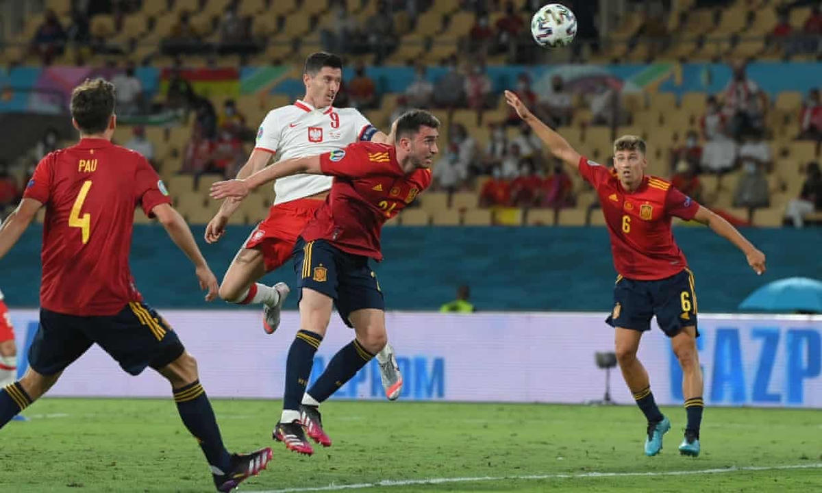Lewandowski có pha đánh đầu ghi bàn đẹp mắt.