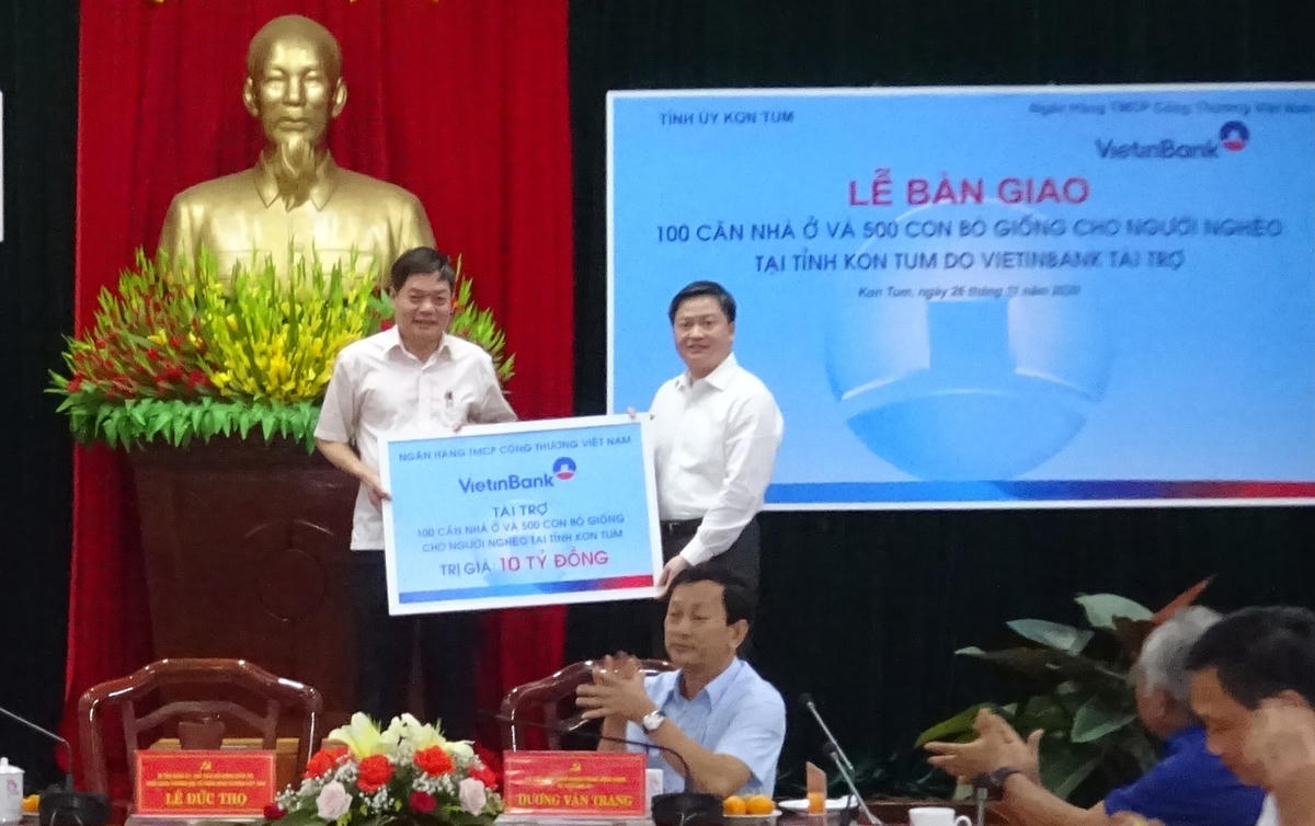 VietinBank trao bảng tượng trưng, tặng 100 căn nhà và 500 con bò giống, hỗ trợ người nghèo, trên địa bàn tỉnh Kon Tum.