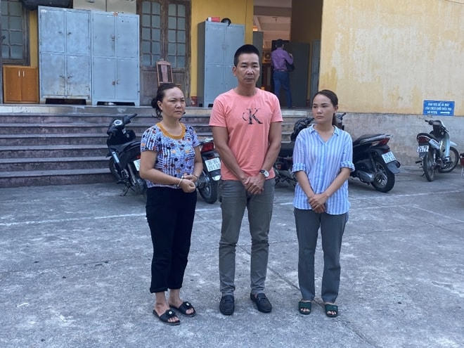 đối tượng tại cơ quan điều tra, (từ trái qua phải): Huệ, Tân, Huyền.