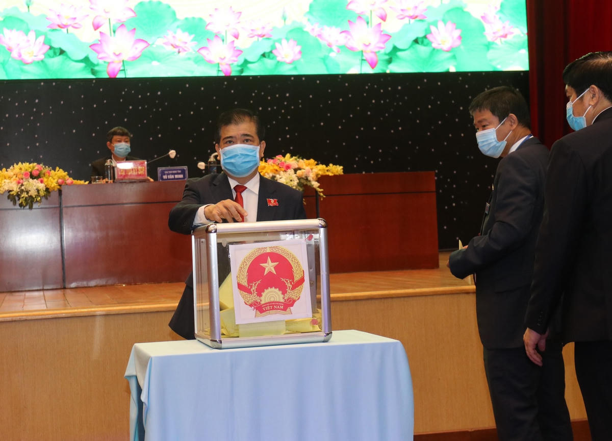 Các đại biểu tại kỳ họp thứ nhất, nhiệm kỳ 2021-2026 HĐND tỉnh bầu các chức danh chủ chốt trong tỉnh.