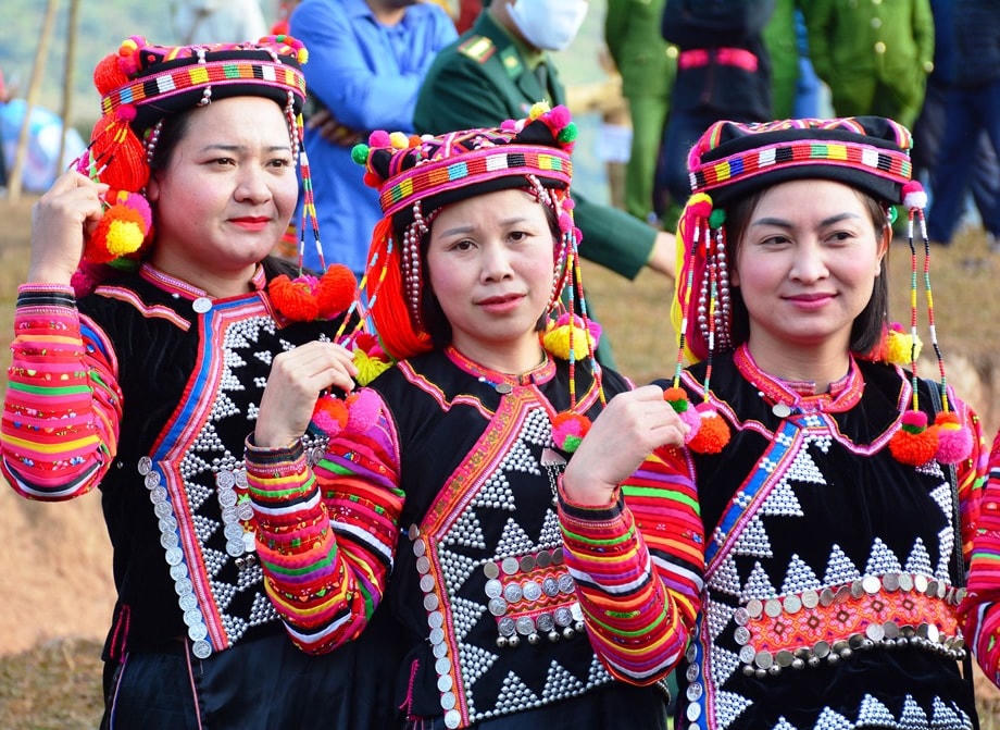 Phụ nữ Hà Nhì trong trang phục dân tộc.