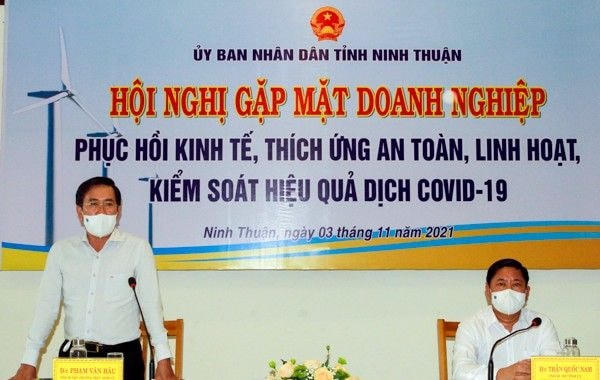 Ông Phạm Văn Hậu, Phó Bí thư Thường trực Tỉnh ủy, Chủ tịch HĐND tỉnh Ninh Thuận, ông Trần Quốc Nam, Phó Bí thư Tỉnh ủy, Chủ tịch UBND tỉnh Ninh Thuận, chủ trì Hội nghị.