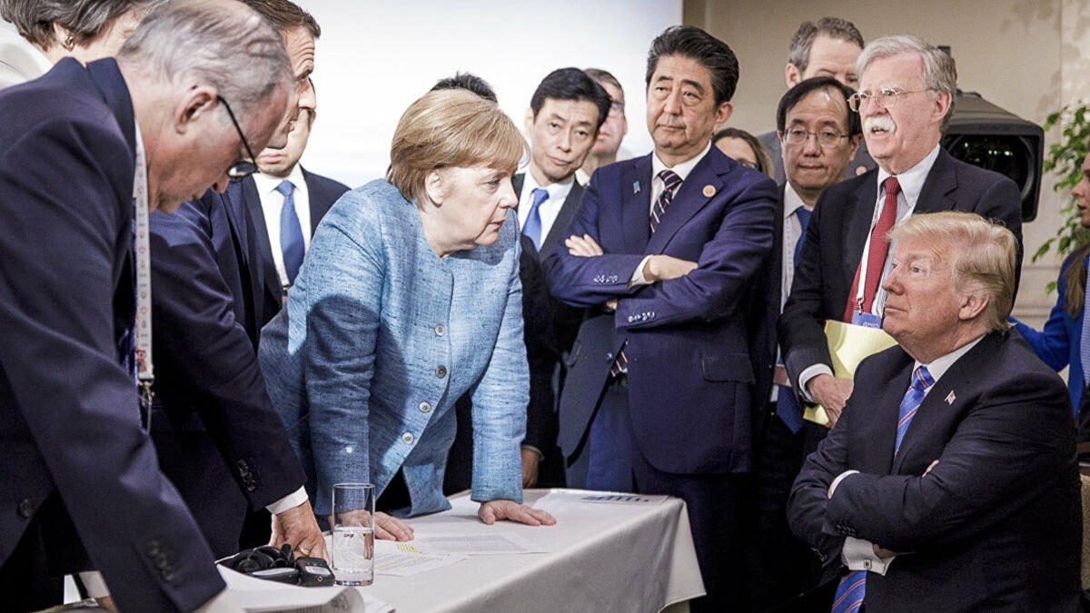 Bức ảnh thể hiện thế "đối đầu" giữa ông Trump với các lãnh đạo G7 tại hội nghị đầu tháng 6/2018. Người đứng cạnh ông Trump là John Bolton- cự Cố vấn An ninh quốc gia, người mới xuất bản cuốn “Căn phòng nơi chuyện đó xảy ra”.Ảnh: Reuters.