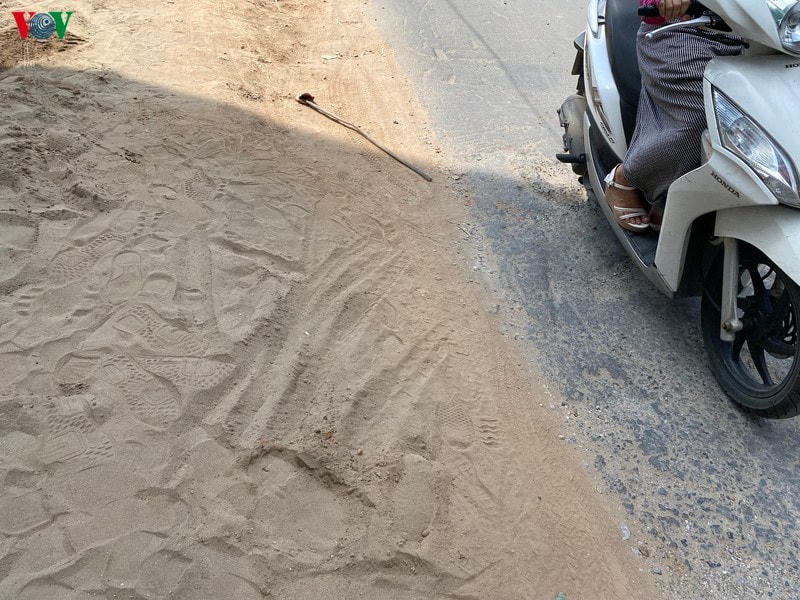 Cát phủ trắng con đường từ các công trình, hạng mục thi công đang dang dở. Người dân thường bắt buộc phải giảm tốc độ khi lưu thông qua con phố Vũ Trọng Phụng.