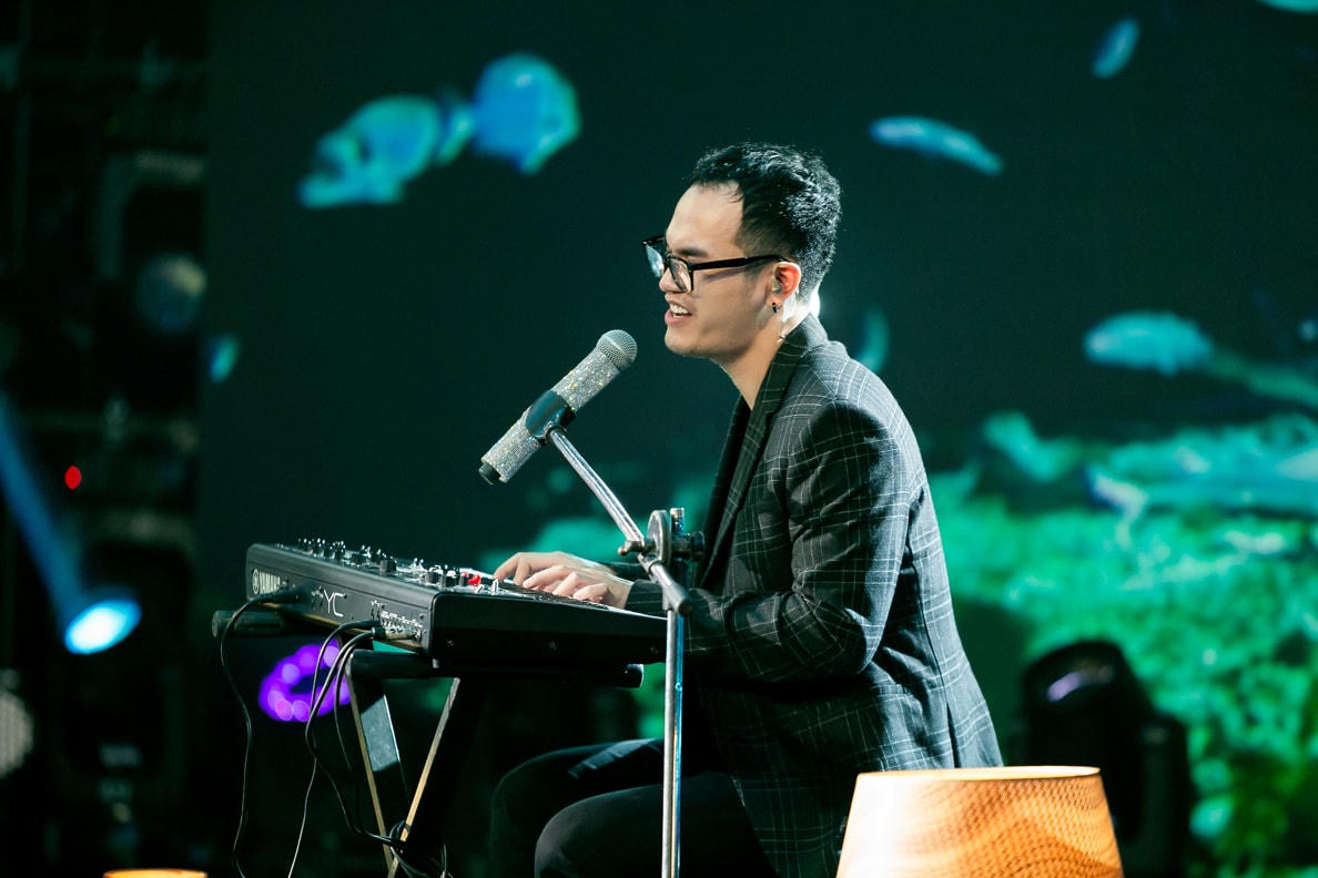 Master Khắc Hưng giúp chiến binh đội mình hoàn thành rất tốt phần thi.