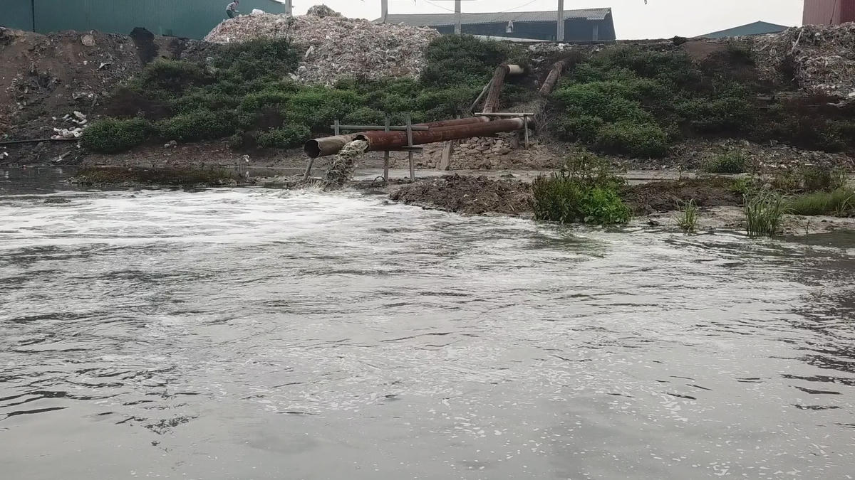 Mỗi ngày có hàng nghìn khối nước thải chưa qua xử lý xả thắng ra sông Ngũ Huyện Khê. Ảnh: Nam Anh.