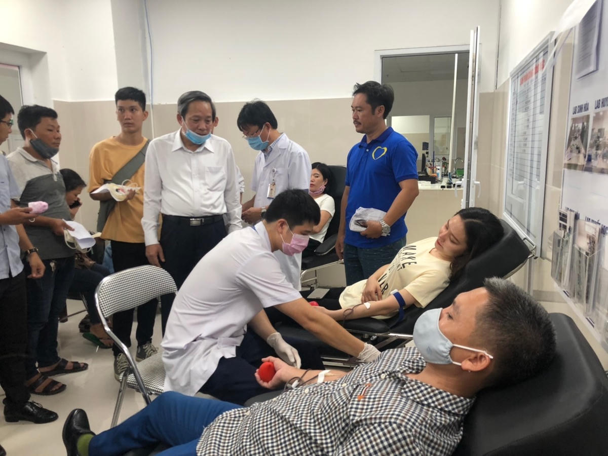 Biểu dương các tình nguyện viên hiến máu để cứu các bệnh nhân.