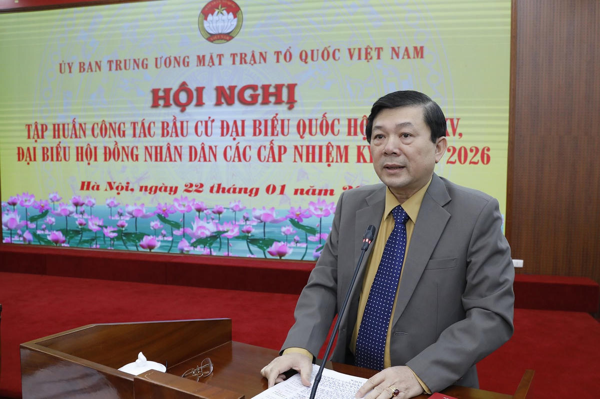 Phó Chủ tịch Nguyễn Hữu Dũng giới thiệu chuyên đề "Công tác hiệp thương của MTTQ Việt Nam".