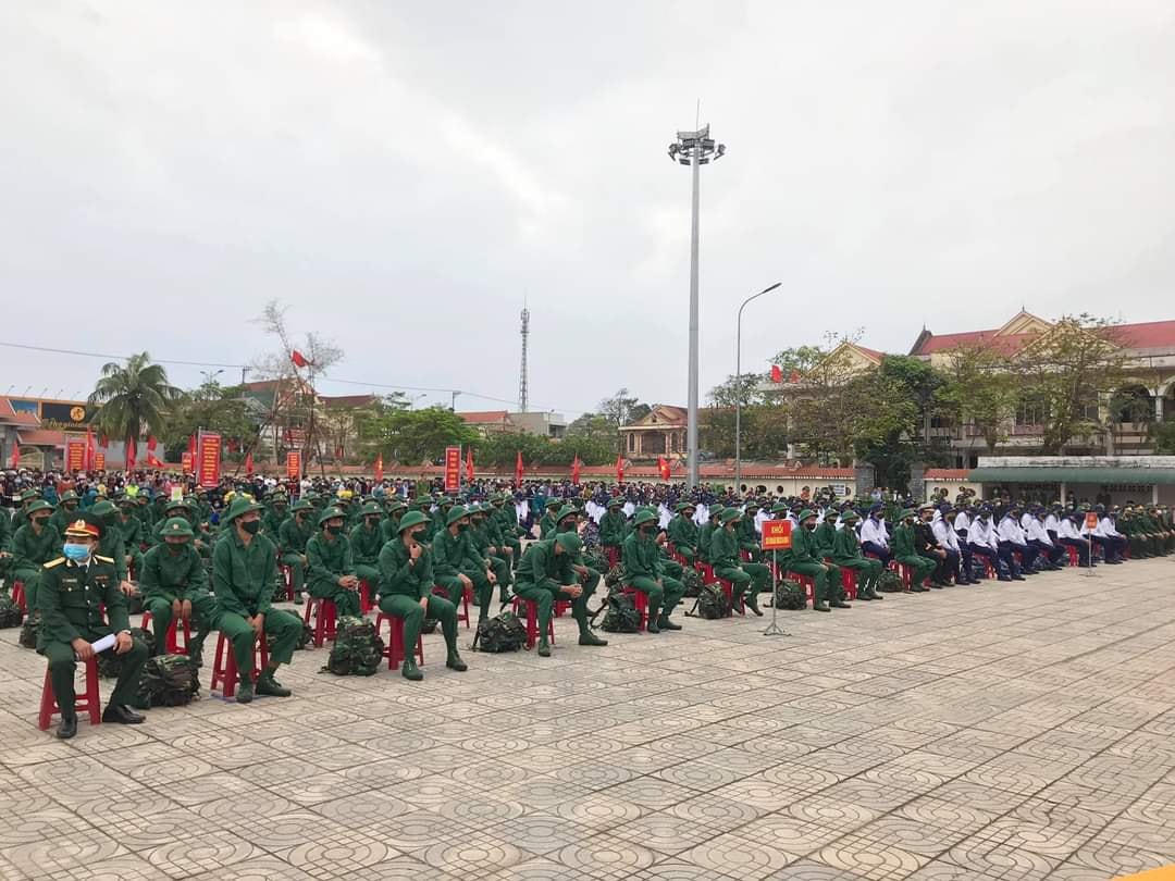 Lễ bàn giao các thanh niên nhập ngũ được diễn ra nhanh gọn.