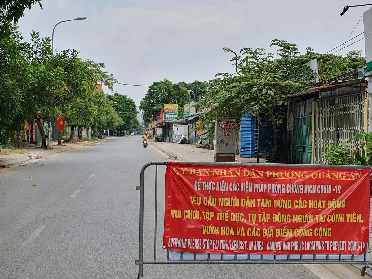 Hà Nội 'mùa giãn cách', đền chùa vắng đầu tháng cô hồn