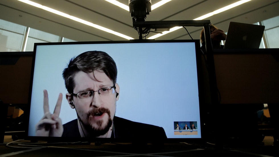 Edward Snowden phát biểu trực tuyến tại một hội nghị về bảo vệ những người tố giác tại Hội đồng châu Âu ở Strasbourg, Pháp, năm 2019. Nguồn: RT.